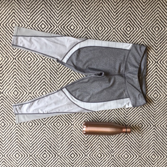 Stellar Grey & White Cropped Leggings Size S - Picture 3 of 6